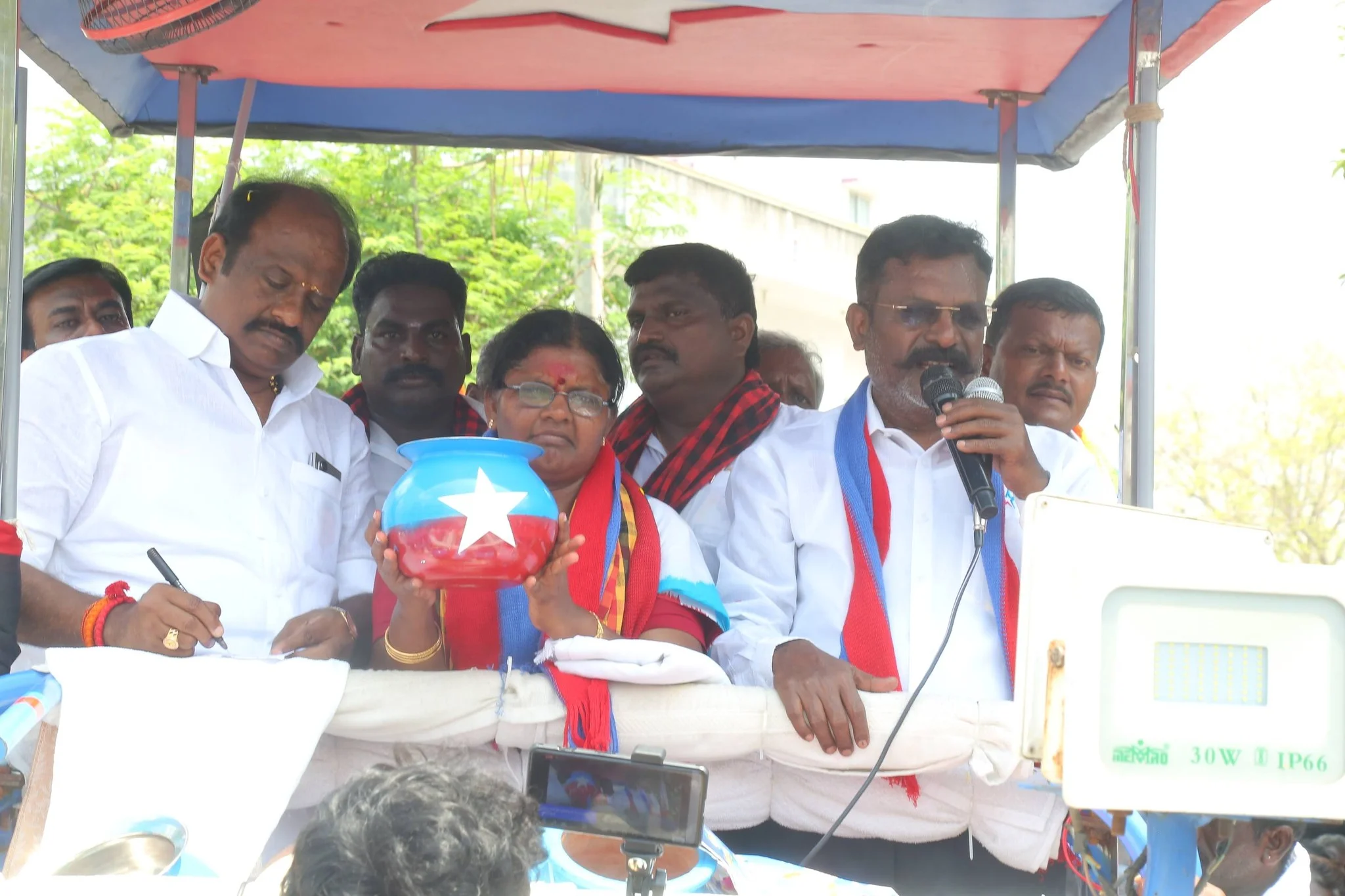 வலதுசாரி  சக்திகளுக்கும் இடதுசாரி சக்திகளுக்கும் இடையே நடக்கும் ஒரு மக்கள் யுத்தம்!  - எழுச்சித்தமிழர்