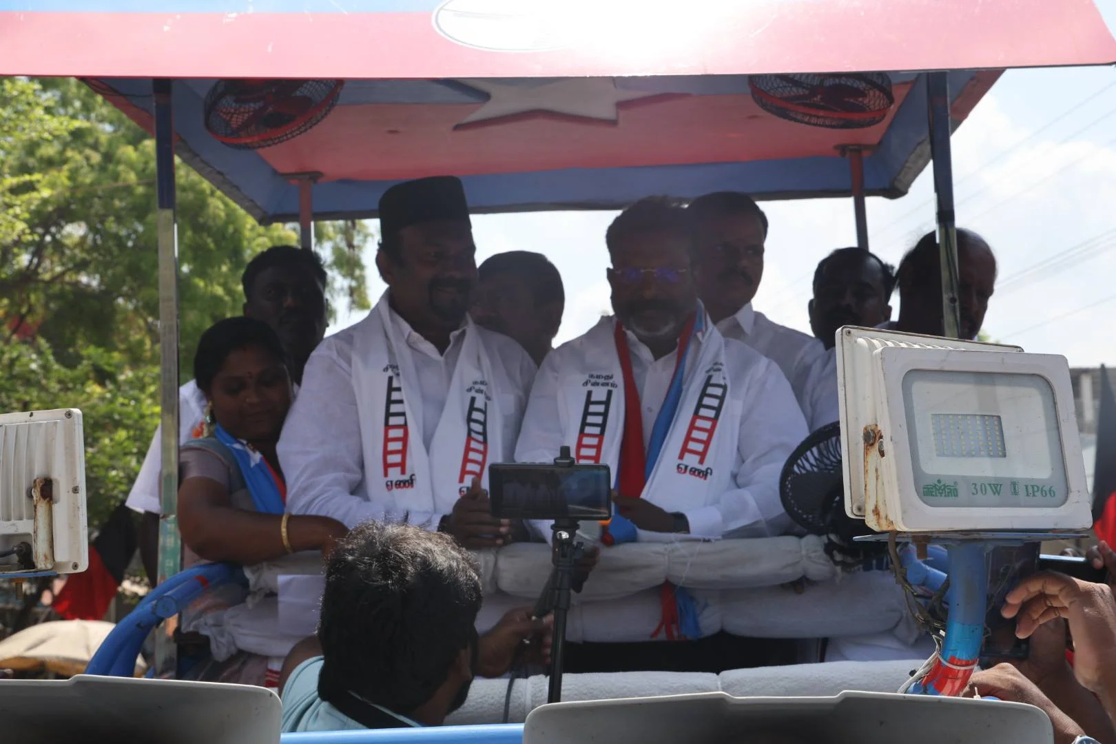 நேற்று பெய்த மழையில் இன்று முளைத்த அவர்!